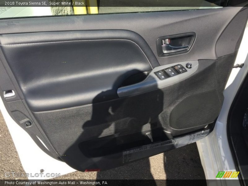 Super White / Black 2018 Toyota Sienna SE