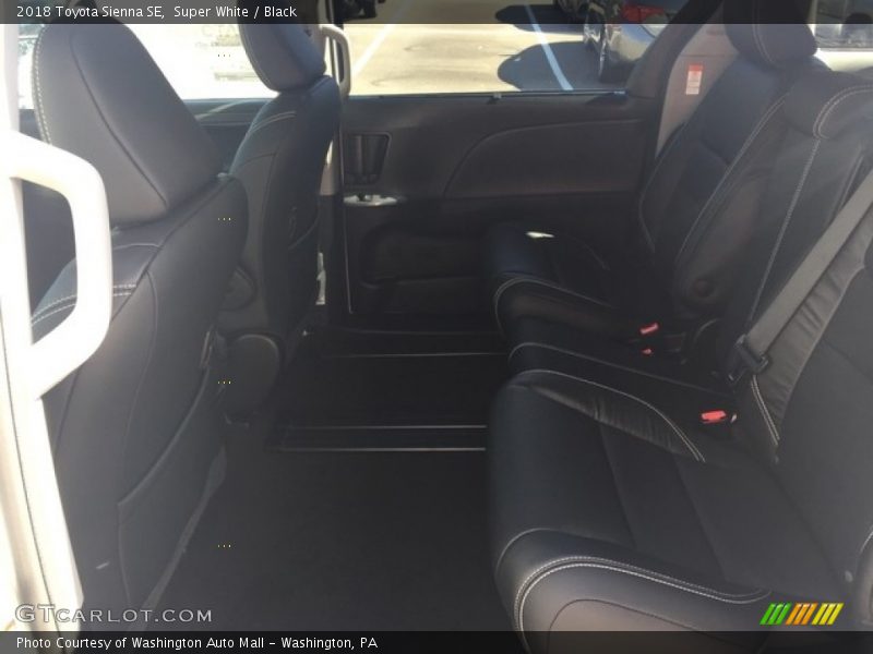 Super White / Black 2018 Toyota Sienna SE