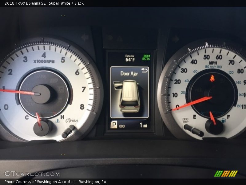 Super White / Black 2018 Toyota Sienna SE