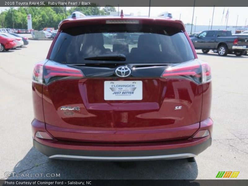 Ruby Flare Pearl / Black 2018 Toyota RAV4 SE