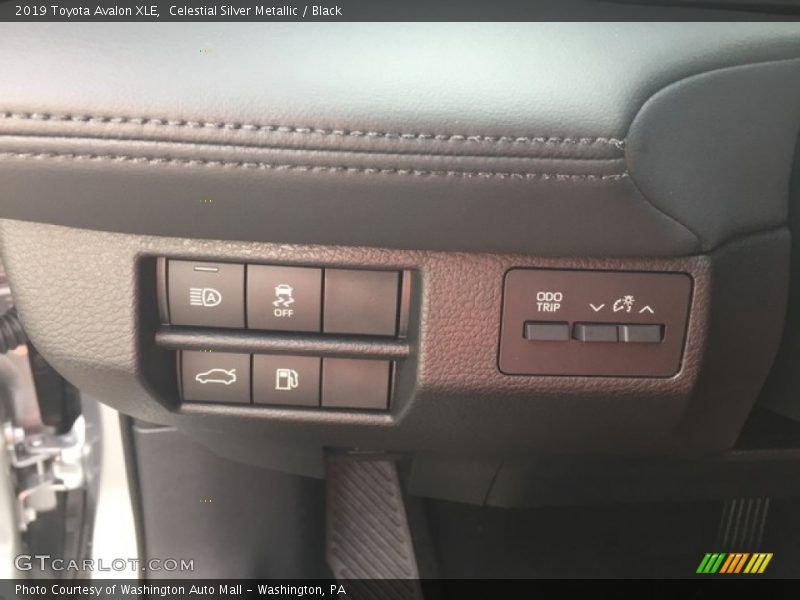 Celestial Silver Metallic / Black 2019 Toyota Avalon XLE