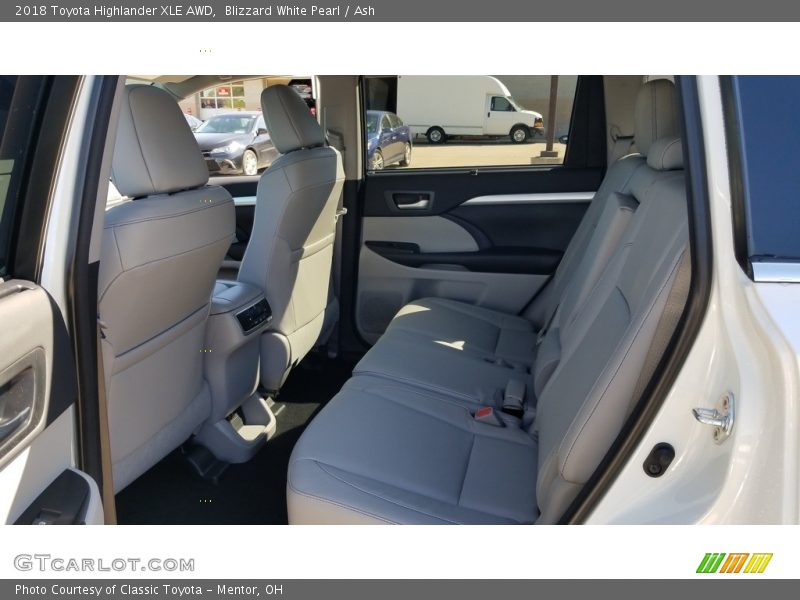 Blizzard White Pearl / Ash 2018 Toyota Highlander XLE AWD