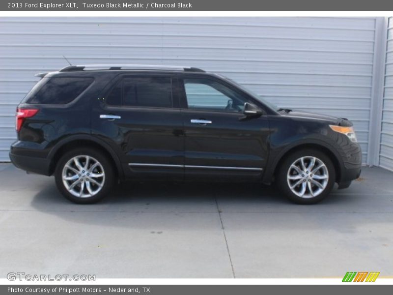 Tuxedo Black Metallic / Charcoal Black 2013 Ford Explorer XLT
