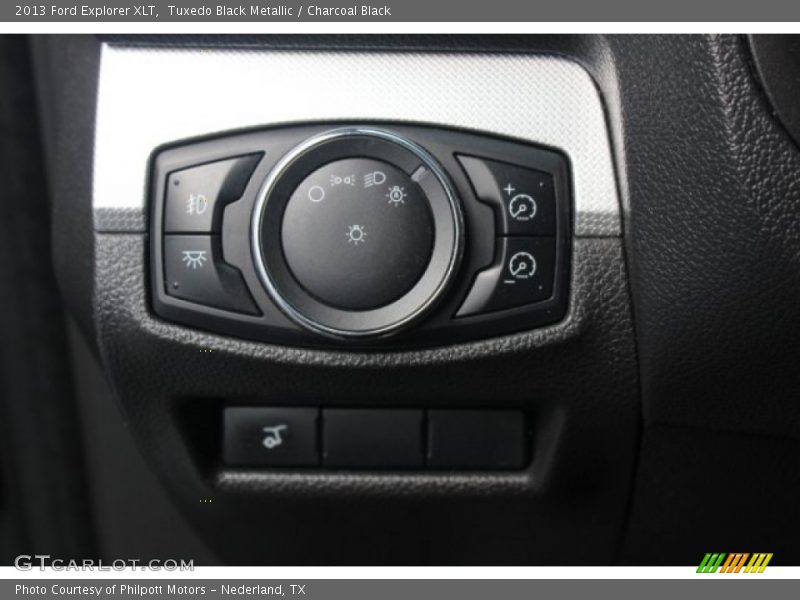Tuxedo Black Metallic / Charcoal Black 2013 Ford Explorer XLT
