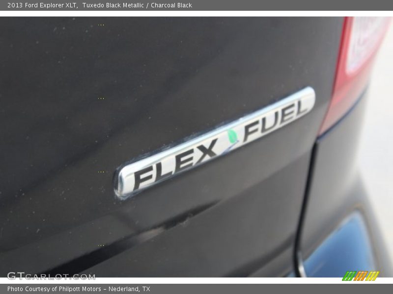 Tuxedo Black Metallic / Charcoal Black 2013 Ford Explorer XLT