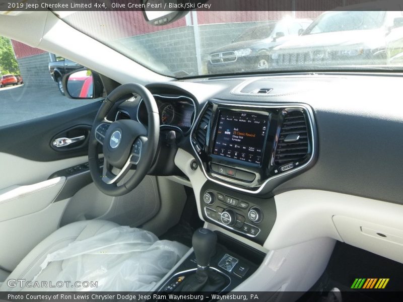 Olive Green Pearl / Black/Ski Grey 2019 Jeep Cherokee Limited 4x4