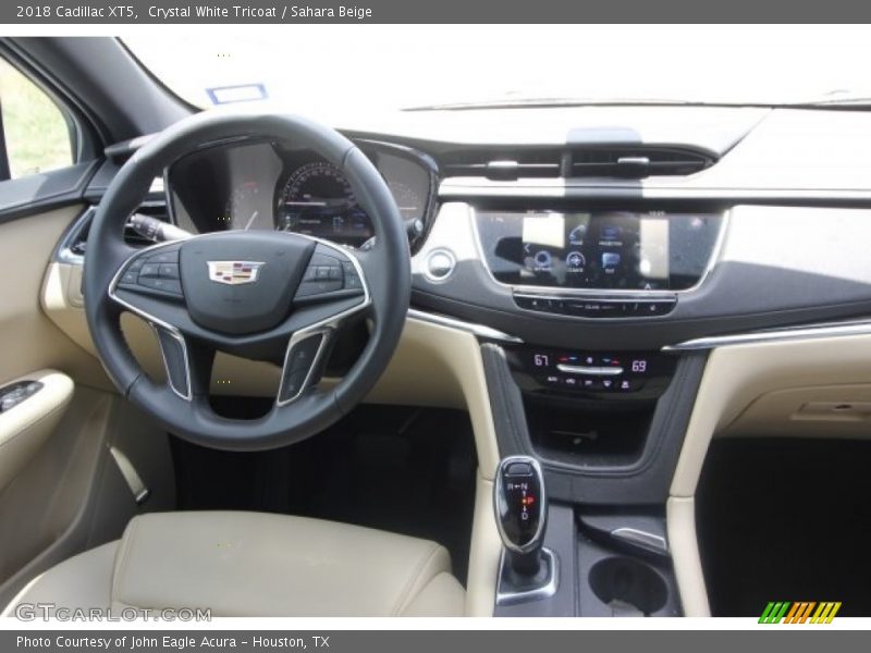 Crystal White Tricoat / Sahara Beige 2018 Cadillac XT5