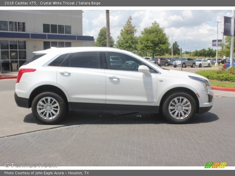 Crystal White Tricoat / Sahara Beige 2018 Cadillac XT5