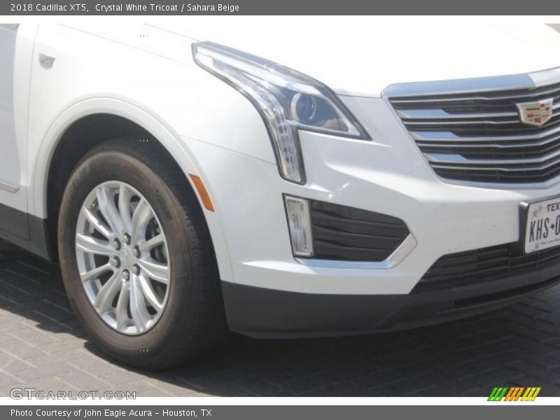 Crystal White Tricoat / Sahara Beige 2018 Cadillac XT5