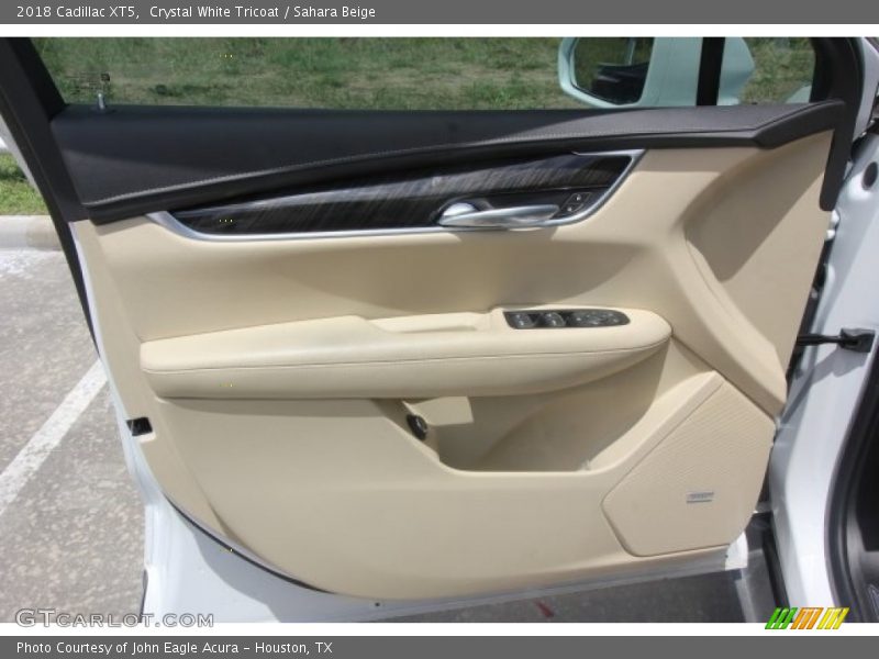 Crystal White Tricoat / Sahara Beige 2018 Cadillac XT5