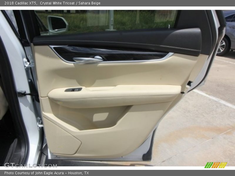 Crystal White Tricoat / Sahara Beige 2018 Cadillac XT5