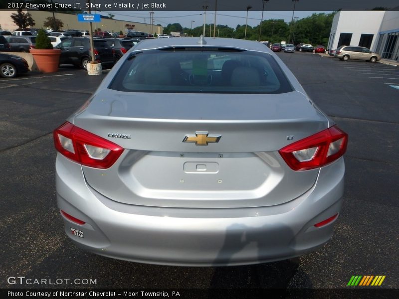 Silver Ice Metallic / Jet Black 2017 Chevrolet Cruze LT