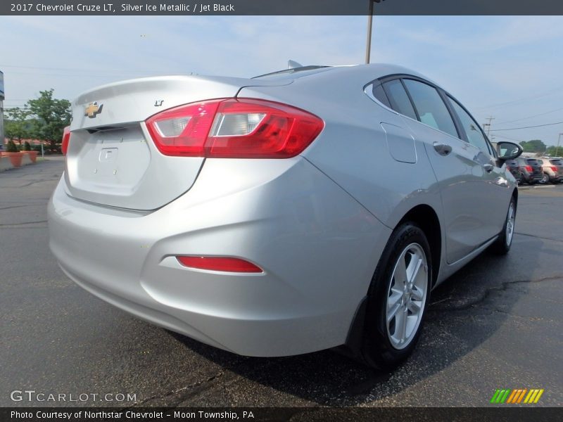 Silver Ice Metallic / Jet Black 2017 Chevrolet Cruze LT