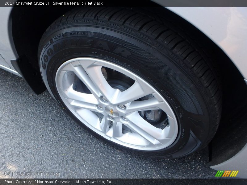 Silver Ice Metallic / Jet Black 2017 Chevrolet Cruze LT