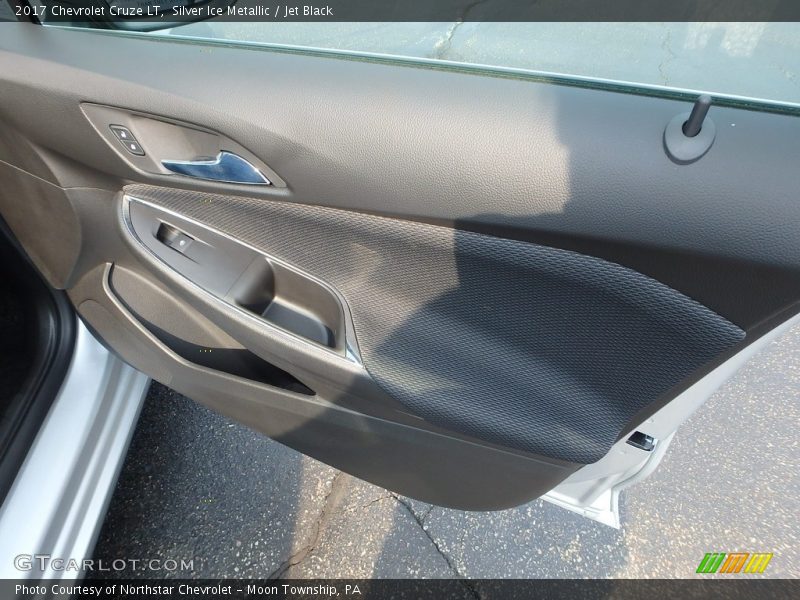 Silver Ice Metallic / Jet Black 2017 Chevrolet Cruze LT