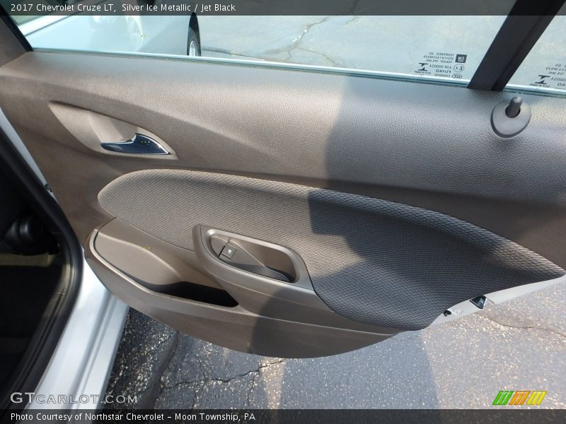 Silver Ice Metallic / Jet Black 2017 Chevrolet Cruze LT