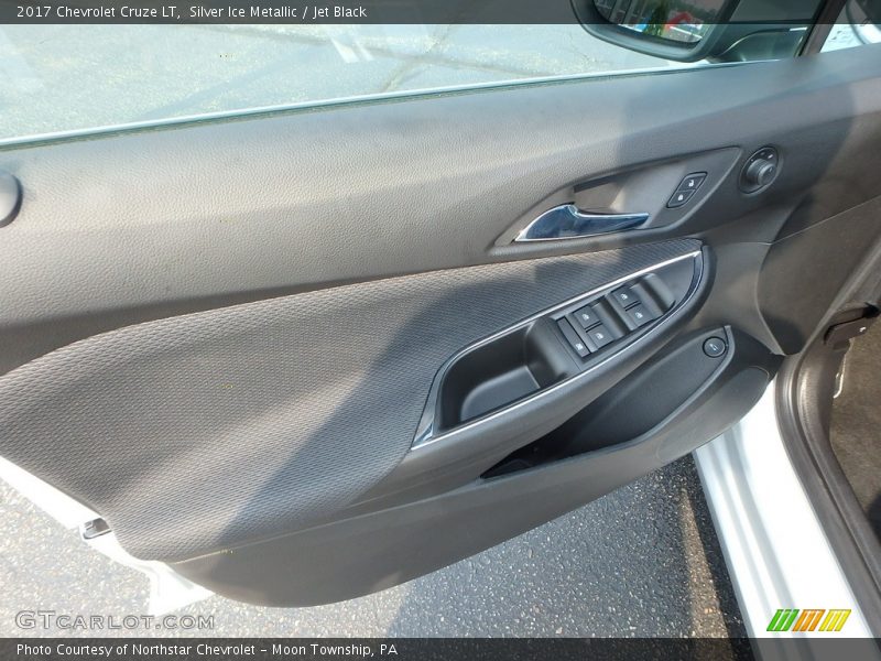 Silver Ice Metallic / Jet Black 2017 Chevrolet Cruze LT
