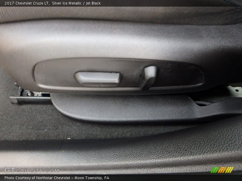 Silver Ice Metallic / Jet Black 2017 Chevrolet Cruze LT
