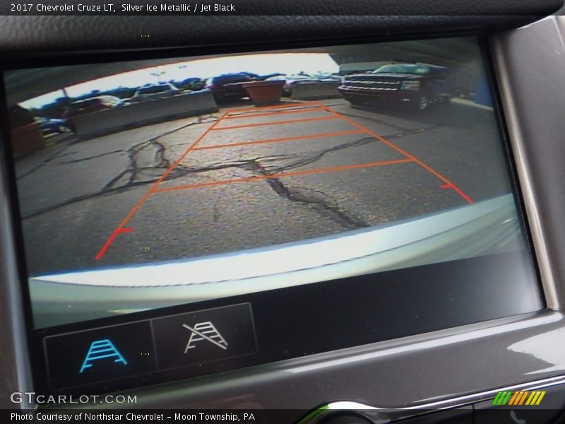Silver Ice Metallic / Jet Black 2017 Chevrolet Cruze LT