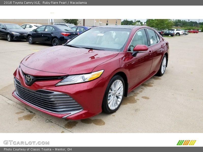 Ruby Flare Pearl / Macadamia 2018 Toyota Camry XLE