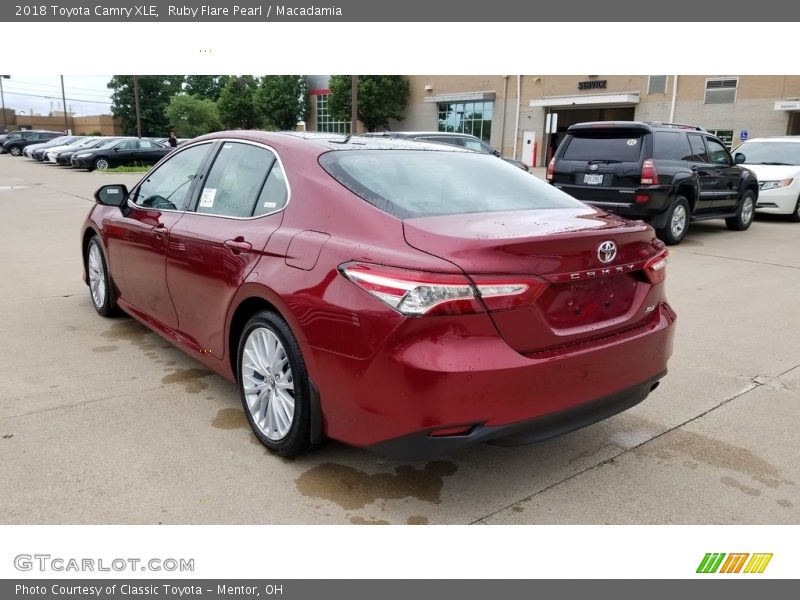 Ruby Flare Pearl / Macadamia 2018 Toyota Camry XLE