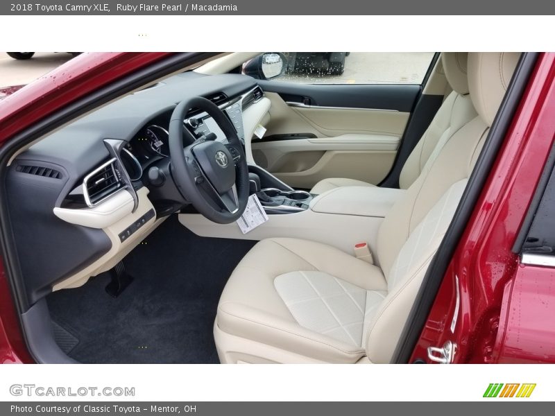 Ruby Flare Pearl / Macadamia 2018 Toyota Camry XLE