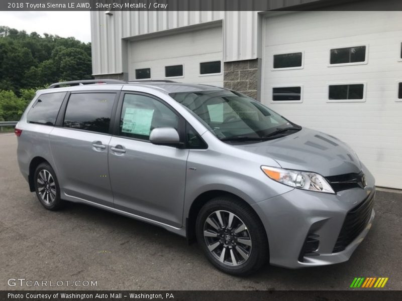 Front 3/4 View of 2018 Sienna LE AWD