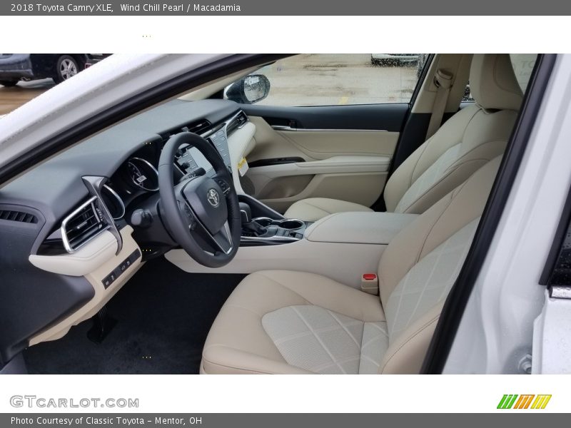 Wind Chill Pearl / Macadamia 2018 Toyota Camry XLE