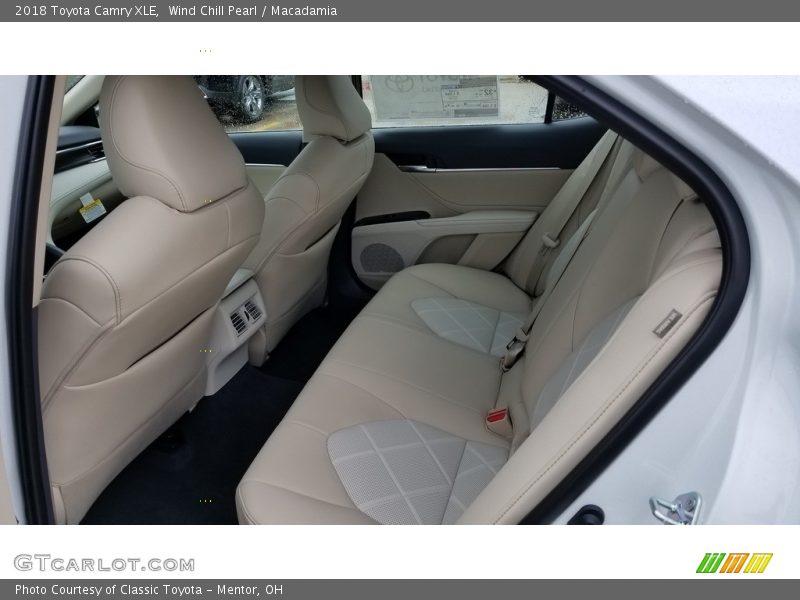 Wind Chill Pearl / Macadamia 2018 Toyota Camry XLE