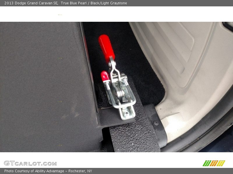 True Blue Pearl / Black/Light Graystone 2013 Dodge Grand Caravan SE