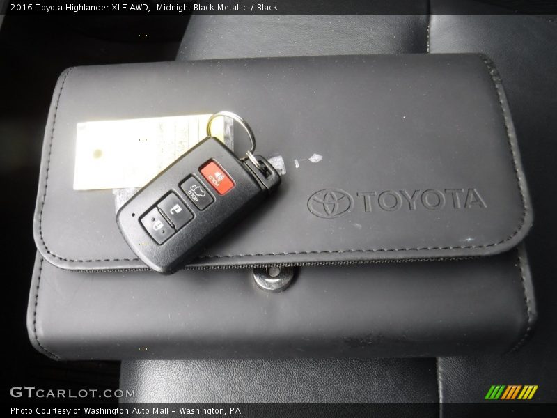 Midnight Black Metallic / Black 2016 Toyota Highlander XLE AWD