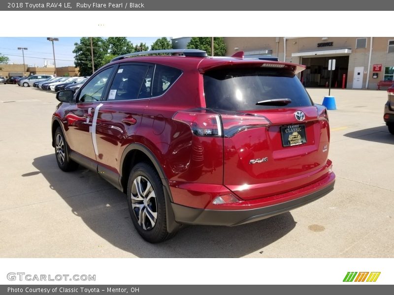 Ruby Flare Pearl / Black 2018 Toyota RAV4 LE