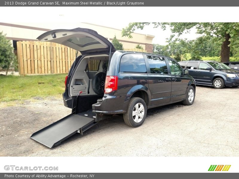 Maximum Steel Metallic / Black/Light Graystone 2013 Dodge Grand Caravan SE
