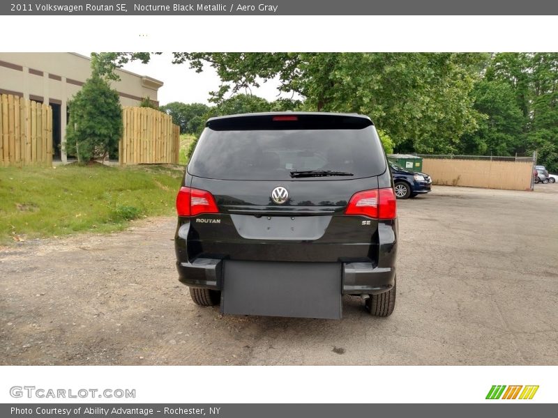 Nocturne Black Metallic / Aero Gray 2011 Volkswagen Routan SE