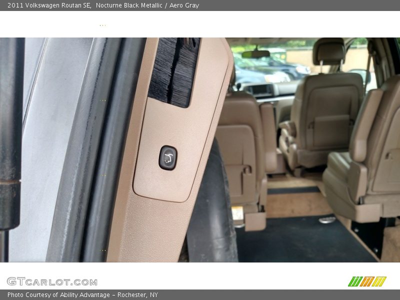Nocturne Black Metallic / Aero Gray 2011 Volkswagen Routan SE
