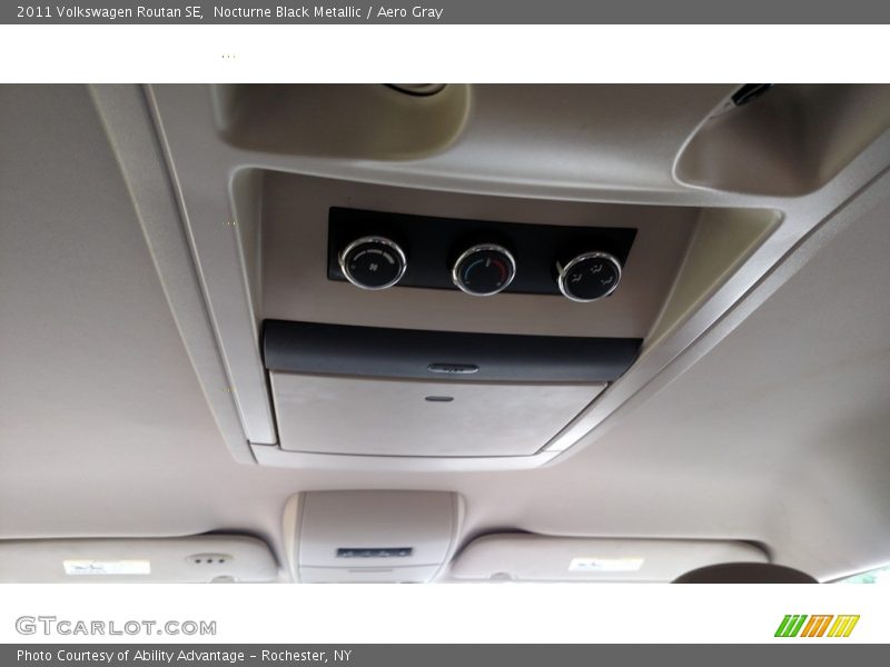 Nocturne Black Metallic / Aero Gray 2011 Volkswagen Routan SE