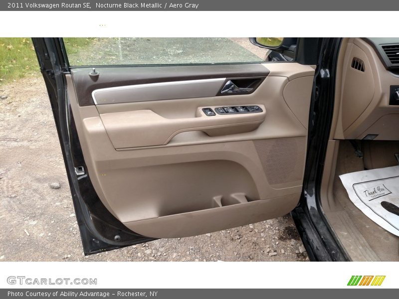 Nocturne Black Metallic / Aero Gray 2011 Volkswagen Routan SE