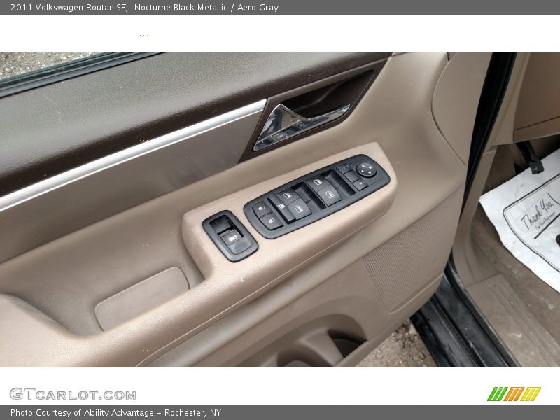 Nocturne Black Metallic / Aero Gray 2011 Volkswagen Routan SE