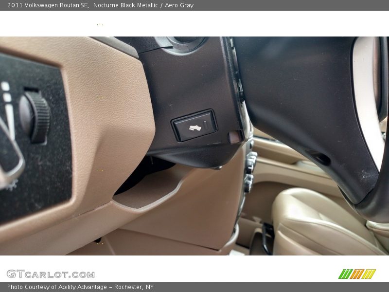 Nocturne Black Metallic / Aero Gray 2011 Volkswagen Routan SE