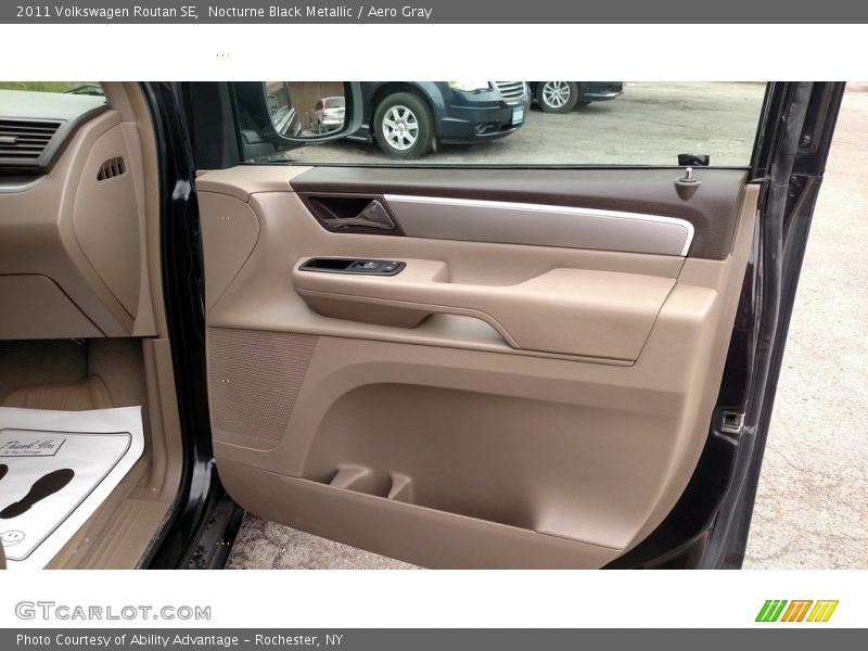 Nocturne Black Metallic / Aero Gray 2011 Volkswagen Routan SE
