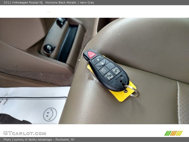 Nocturne Black Metallic / Aero Gray 2011 Volkswagen Routan SE