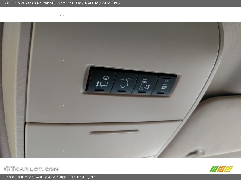 Nocturne Black Metallic / Aero Gray 2011 Volkswagen Routan SE