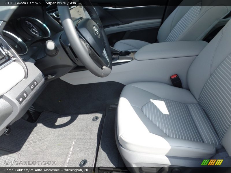 Super White / Ash 2018 Toyota Camry SE