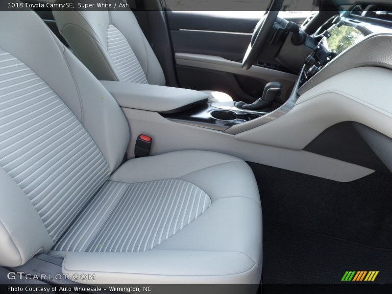 Super White / Ash 2018 Toyota Camry SE