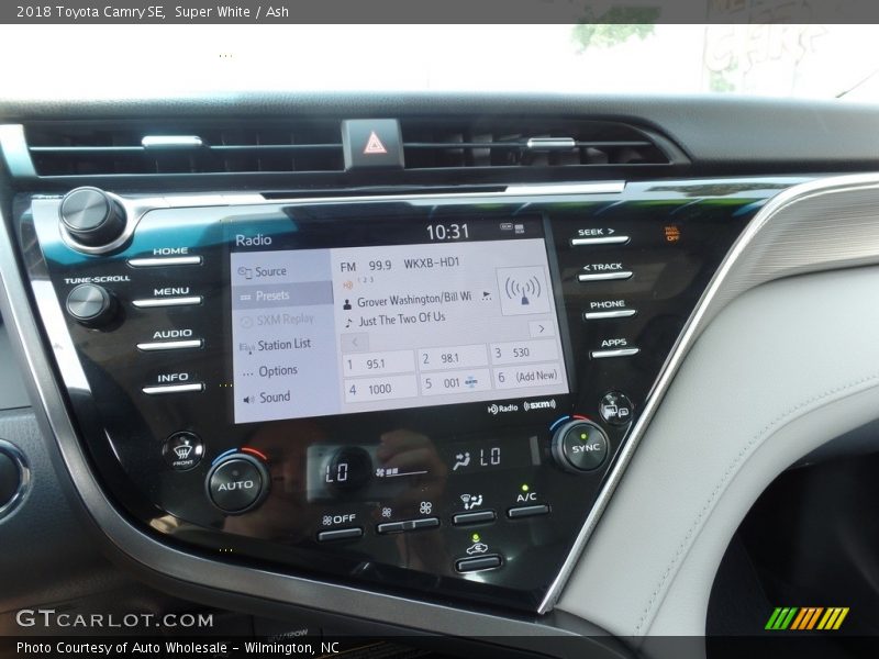 Super White / Ash 2018 Toyota Camry SE