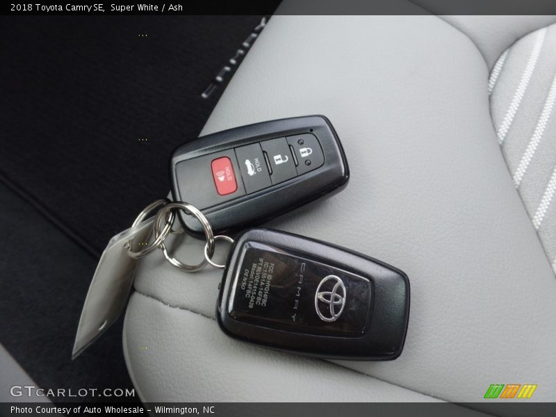 Super White / Ash 2018 Toyota Camry SE