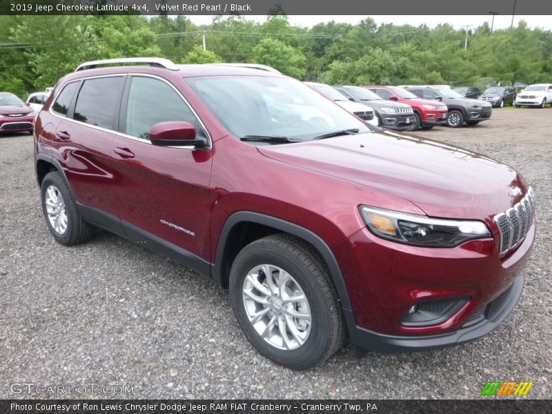 Front 3/4 View of 2019 Cherokee Latitude 4x4