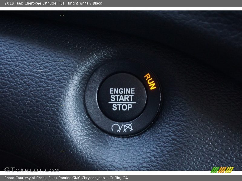 Bright White / Black 2019 Jeep Cherokee Latitude Plus