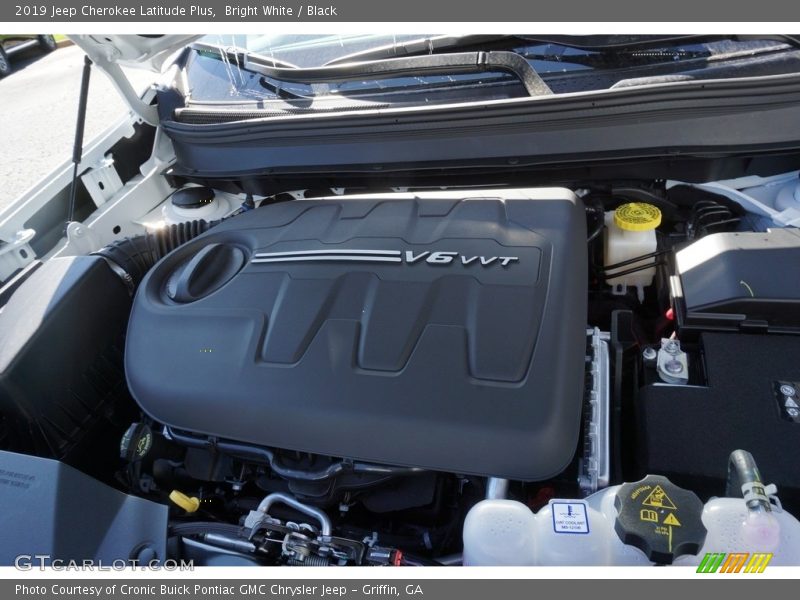 Bright White / Black 2019 Jeep Cherokee Latitude Plus