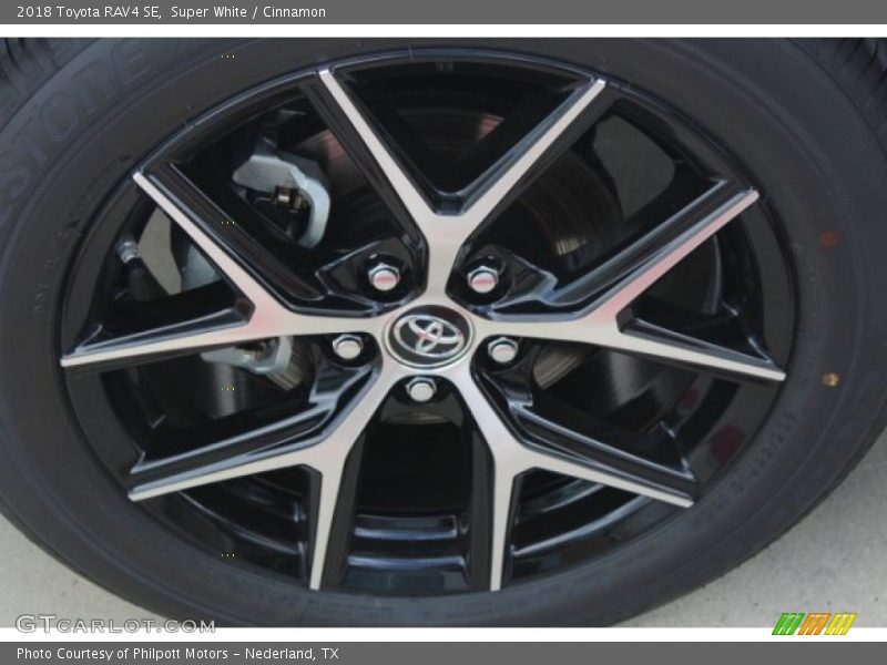 Super White / Cinnamon 2018 Toyota RAV4 SE